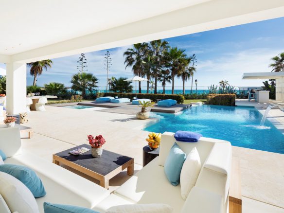 Golden Mile – Modern 7bed Beachfront villa