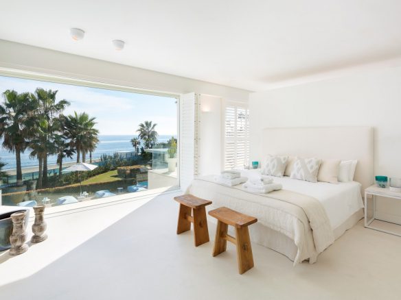 Golden Mile – Modern 7bed Beachfront villa