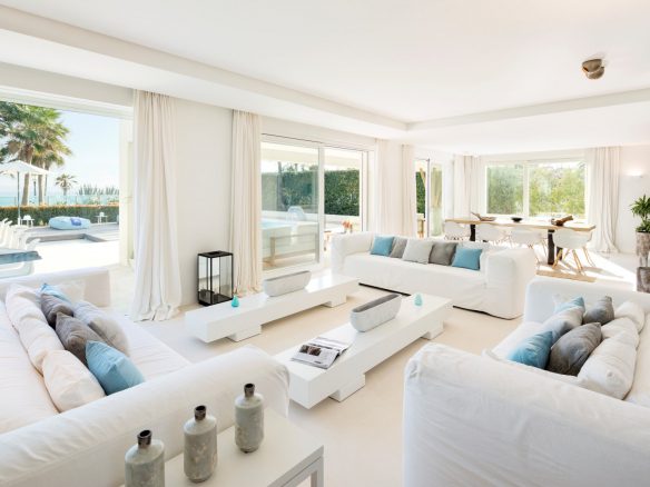 Golden Mile – Modern 7bed Beachfront villa