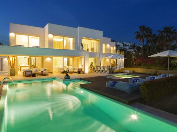 Golden Mile – Modern 7bed Beachfront villa