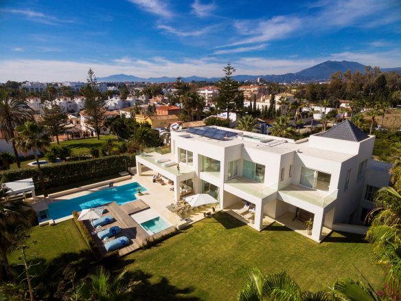 Golden Mile – Modern 7bed Beachfront villa