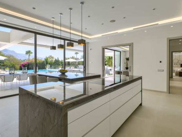 SOLD – LA VILLA – Nueva Andalucia – 9B Modern villa – Panoramic views