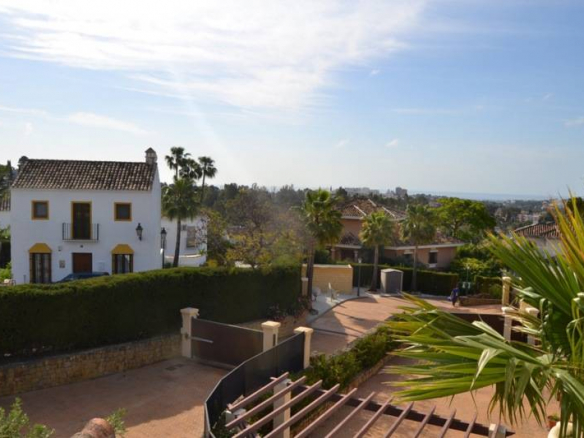Nueva Andalucia – Luxury villa – Gated