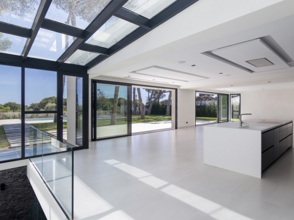 Beach villa – Marbella East 6bedroom modern villa for sale