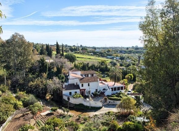 🏨 Boutique Hotel for Sale in Estepona – Short Distance to Town 🏖️🌴