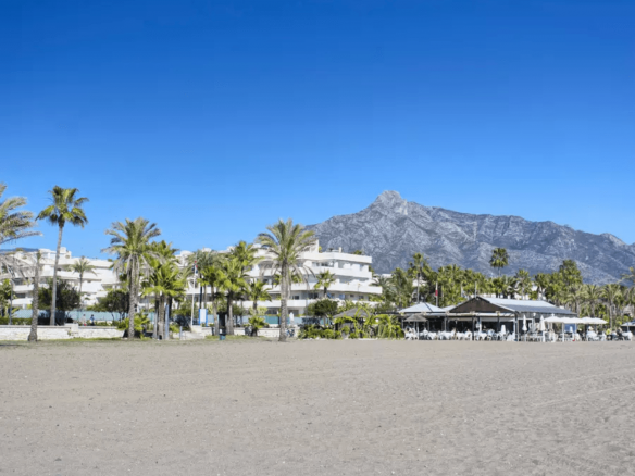Los Granados Puerto Banus Beachfront apartment for holiday Rent & Sale3 bedrooms sleeps 6