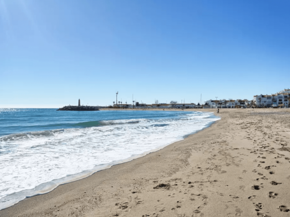 Los Granados Puerto Banus Beachfront apartment for holiday Rent & Sale3 bedrooms sleeps 6