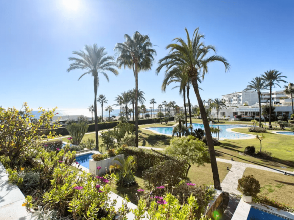 Los Granados Puerto Banus Beachfront apartment for holiday Rent & Sale3 bedrooms sleeps 6