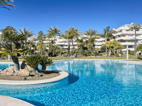 Los Granados Puerto Banus Beachfront apartment for holiday Rent & Sale3 bedrooms sleeps 6