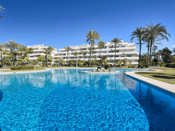 Los Granados Puerto Banus Beachfront apartment for holiday Rent & Sale3 bedrooms sleeps 6