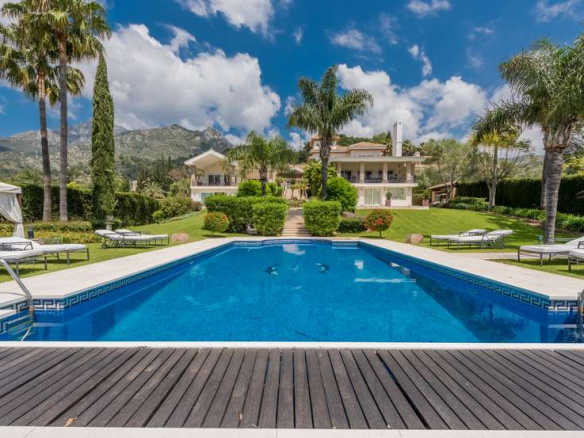 🏡 For Sale: Marbella Hillside Mansion with Sea Views & Gated Community 🌊🏞️