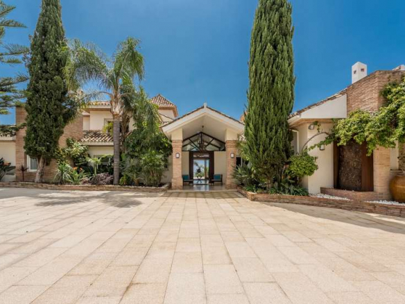🏡 For Sale: Marbella Hillside Mansion with Sea Views & Gated Community 🌊🏞️