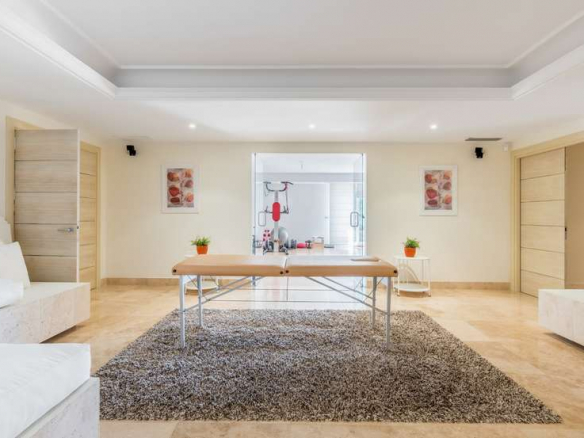 🏡 For Sale: Marbella Hillside Mansion with Sea Views & Gated Community 🌊🏞️