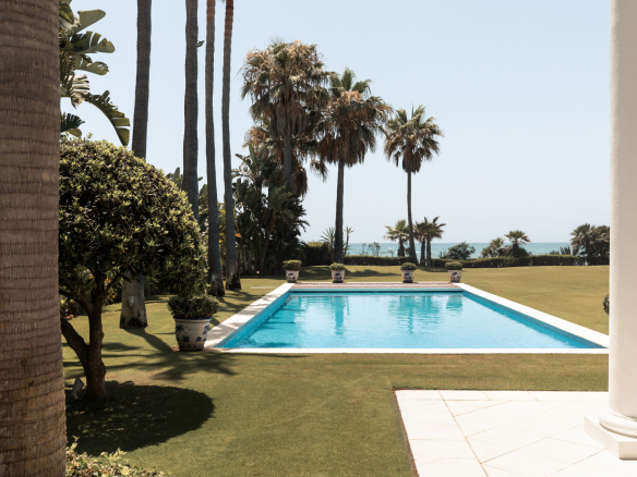 Reduced – Marbella west – Beachfront Villa for sale & rent