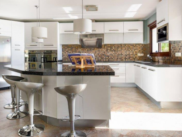 Monte Mayor – Bargain villa with Sea views Gated community