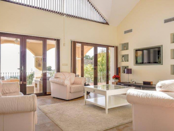 Monte Mayor – Bargain villa with Sea views Gated community