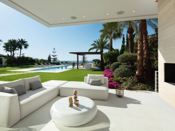 Nueva Andalucía – New Modern Villa – Great Views