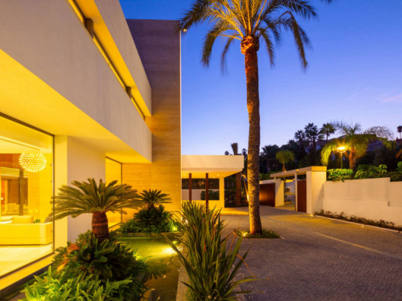 Nueva Andalucía – New Modern Villa – Great Views