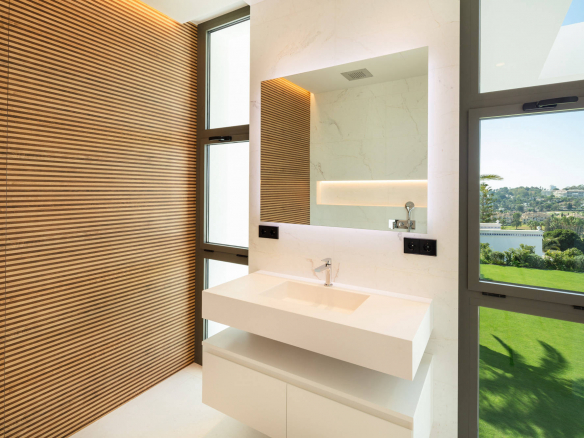 Nueva Andalucía – New Modern Villa – Great Views