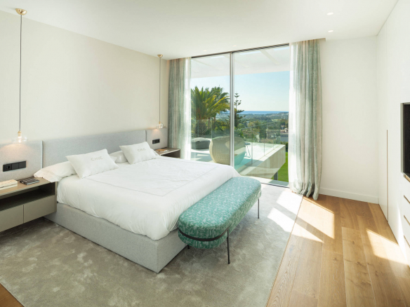 Nueva Andalucía – New Modern Villa – Great Views