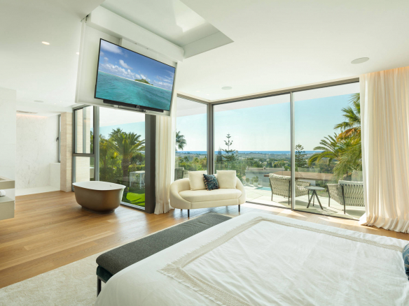 Nueva Andalucía – New Modern Villa – Great Views