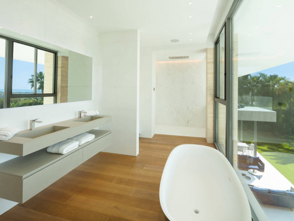 Nueva Andalucía – New Modern Villa – Great Views