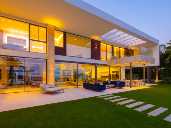 Nueva Andalucía – New Modern Villa – Great Views