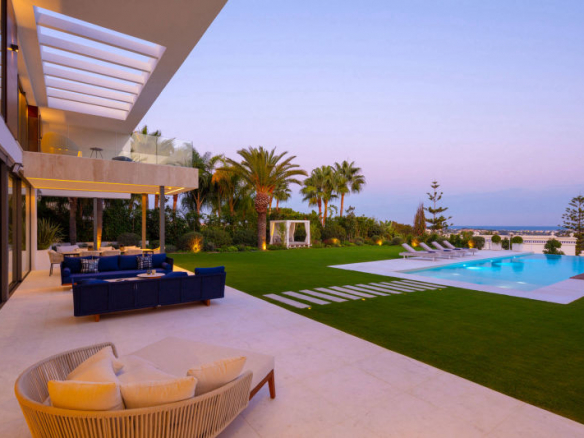 Nueva Andalucía – New Modern Villa – Great Views