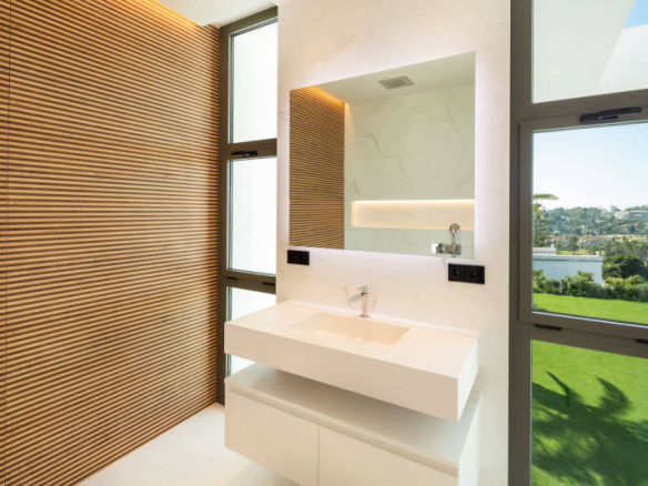 Nueva Andalucía – New Modern Villa – Great Views