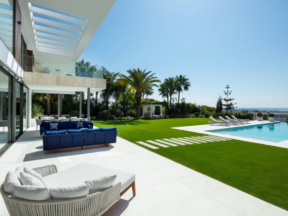 Nueva Andalucía – New Modern Villa – Great Views