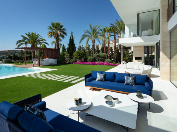 Nueva Andalucía – New Modern Villa – Great Views