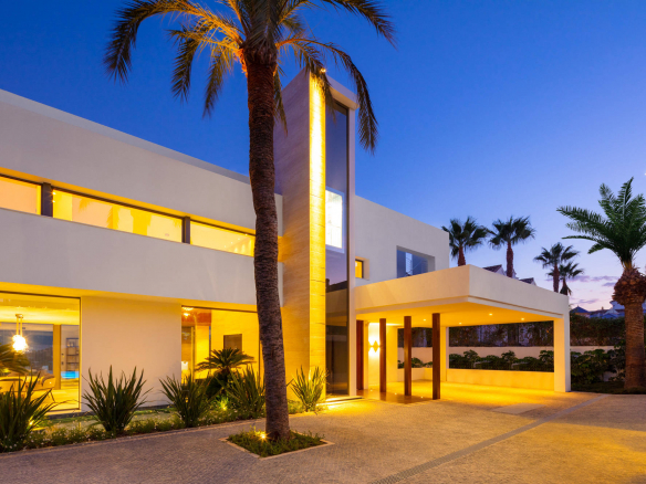 Nueva Andalucía – New Modern Villa – Great Views