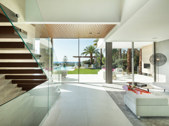 Nueva Andalucía – New Modern Villa – Great Views