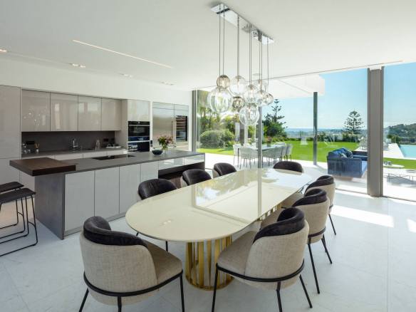 Nueva Andalucía – New Modern Villa – Great Views