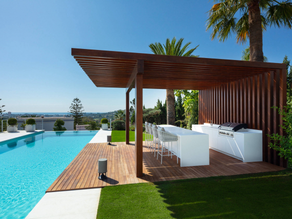 Nueva Andalucía – New Modern Villa – Great Views