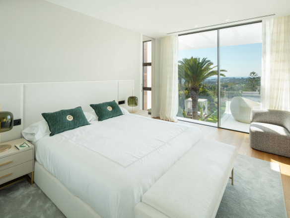 Nueva Andalucía – New Modern Villa – Great Views