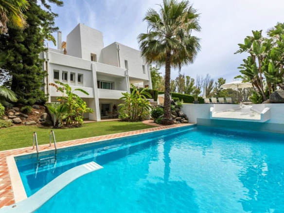 Nueva Andalucia villa 1st line Golf for Sale & Rent.