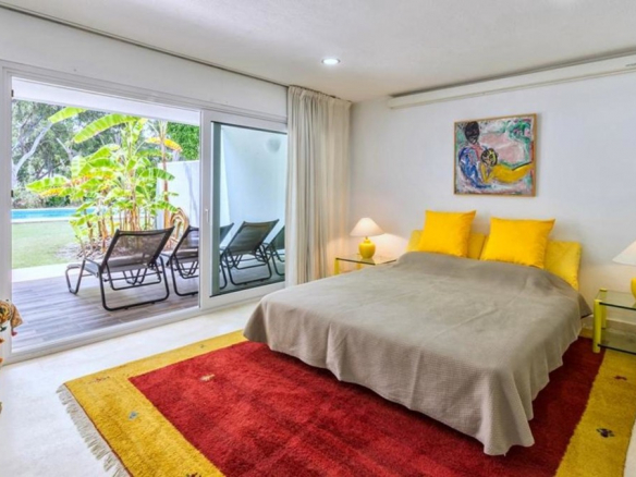 Nueva Andalucia villa 1st line Golf for Sale & Rent.