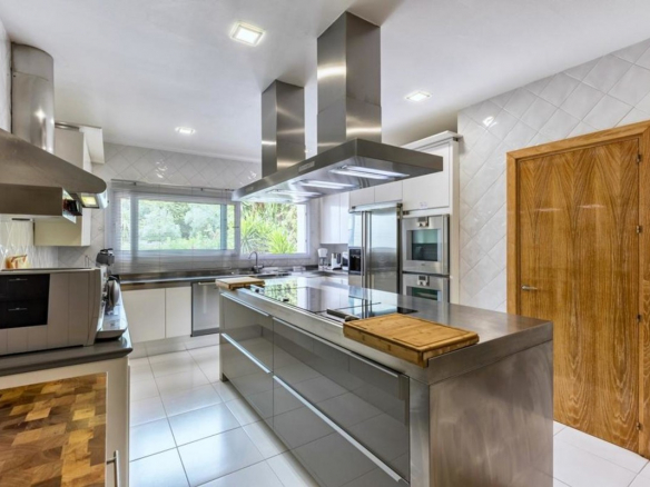 Nueva Andalucia villa 1st line Golf for Sale & Rent.