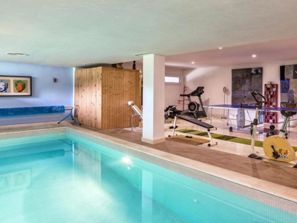 Nueva Andalucia villa 1st line Golf for Sale & Rent.
