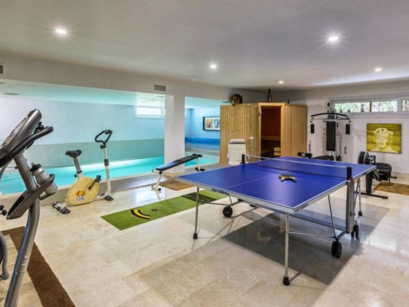 Nueva Andalucia villa 1st line Golf for Sale & Rent.