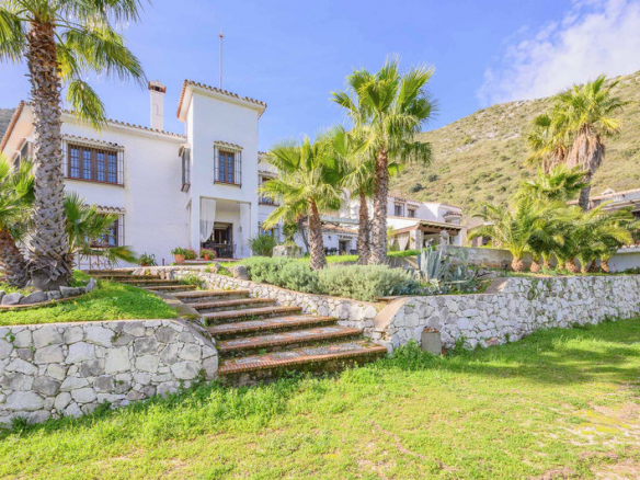 Ojen Finca +300.000m2 Plot – 8 Bed Country House for sale