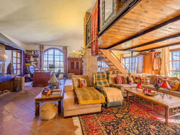 Ojen Finca +300.000m2 Plot – 8 Bed Country House for sale