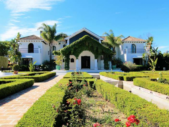 Reduced 🏰 Estepona Beachfront Mansion: A Dream Residence on an Extensive Plot 🌊🌴