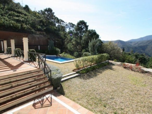 REDUCED Near Puerto Banus.Villa 10.000m2 plot great views