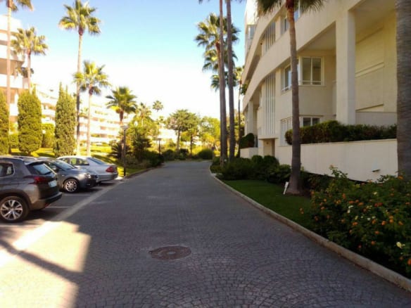 Bank  repo – Estepona Beachfront Penthouse for sale