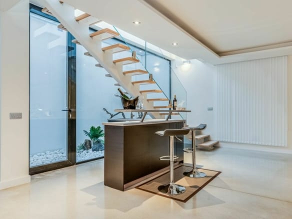 Golden Mile –  Modern villa – Sea views – Turnkey