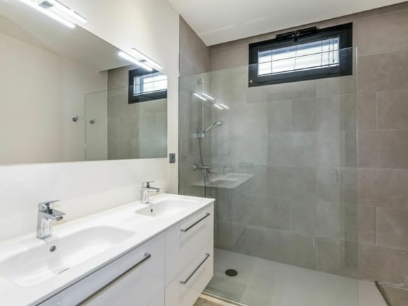 Golden Mile –  Modern villa – Sea views – Turnkey