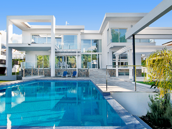 Nueva Andalucia – Modern villa -West facing