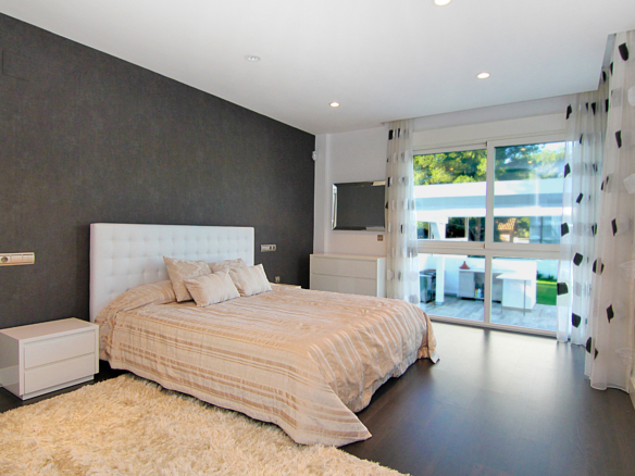 Nueva Andalucia – Modern villa -West facing
